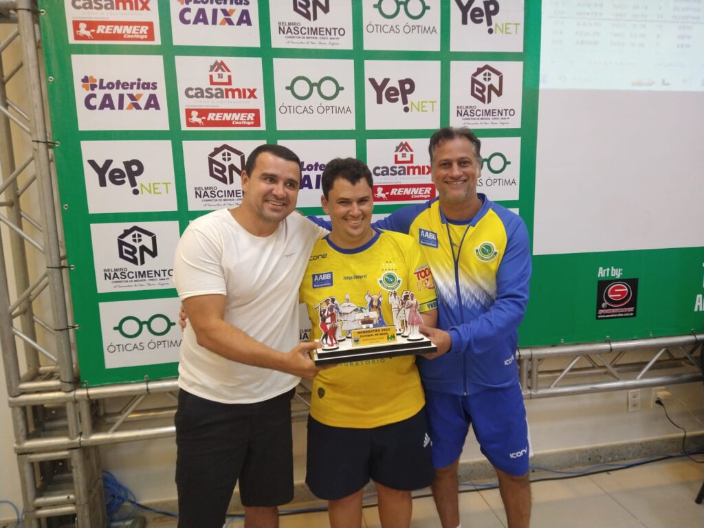 Lucas Ramos ganhando seu trofeu dos amigos de associação, Danilo e Renivaldo
