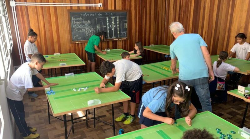 Atleta da equipe Ricetti Calcio Balilla A. Schön passa para as crianças todo seu amor pelo esporte !
