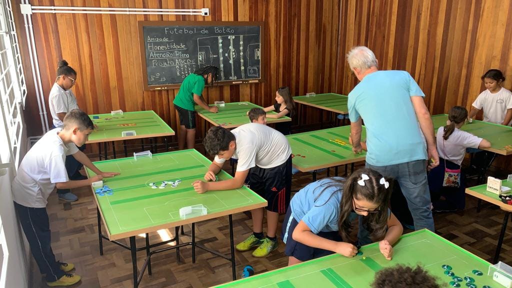 Atleta da equipe Ricetti Calcio Balilla A. Schön passa para as crianças todo seu amor pelo esporte !