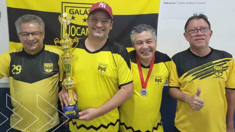 No interno da Jocamar Rogério levanta a taça do XLIII Campeonato Popular