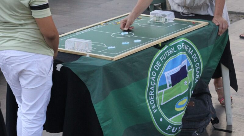 Futebol de botão abrindo espaços