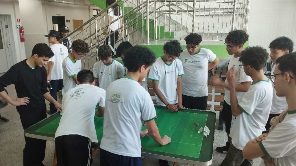 Parceria entre FEFUMEMS e IFMS ensina Futebol de Mesa a alunos do ensino médio