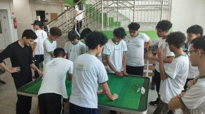 Parceria entre FEFUMEMS e IFMS ensina Futebol de Mesa a alunos do ensino médio