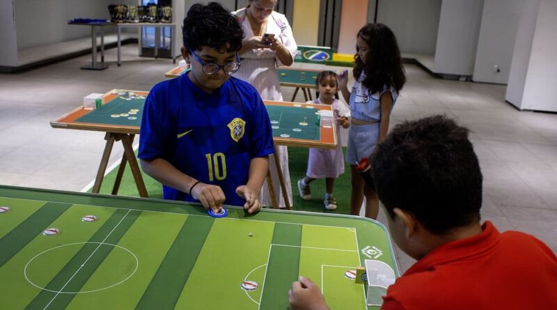 Projeto Mesas abertas leva futebol de mesa ao público do Shopping Bosque dos Ipês