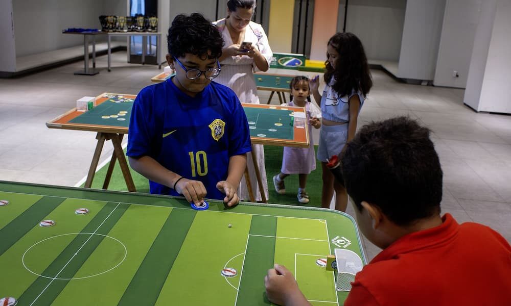 Projeto Mesas abertas leva futebol de mesa ao público do Shopping Bosque dos Ipês